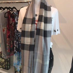 Brand New!!Burberry Lightweight Check Scarf